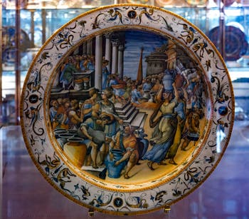 Atelier Fontana, Taddeo Zuccari, Congiarum scene decorated dish, Bargello Museum in Florence, Italy